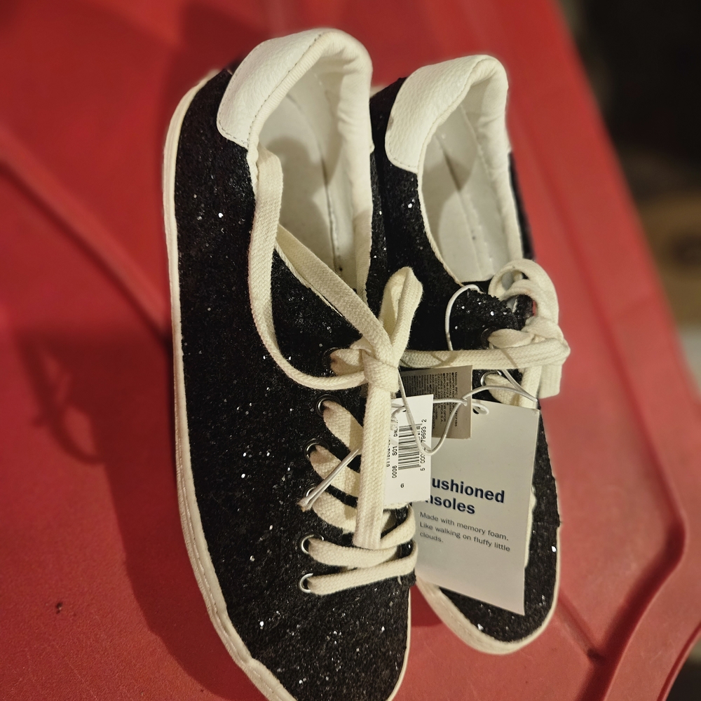 Old Navy Black and White Women's Sneakers